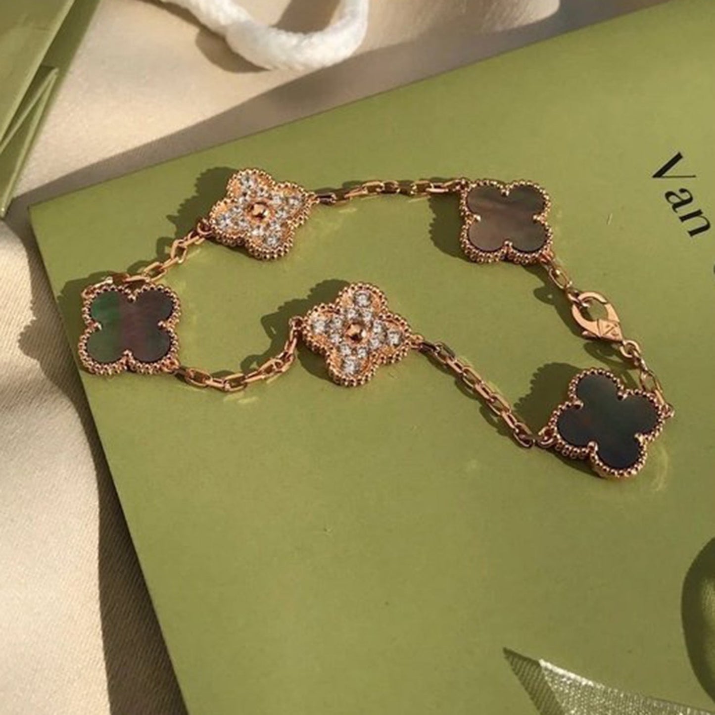 [Novalux]LUCKY CLOVER 5-MOTIF BRACELET - GREY MOTHER-OF-PEARL COLLECTION