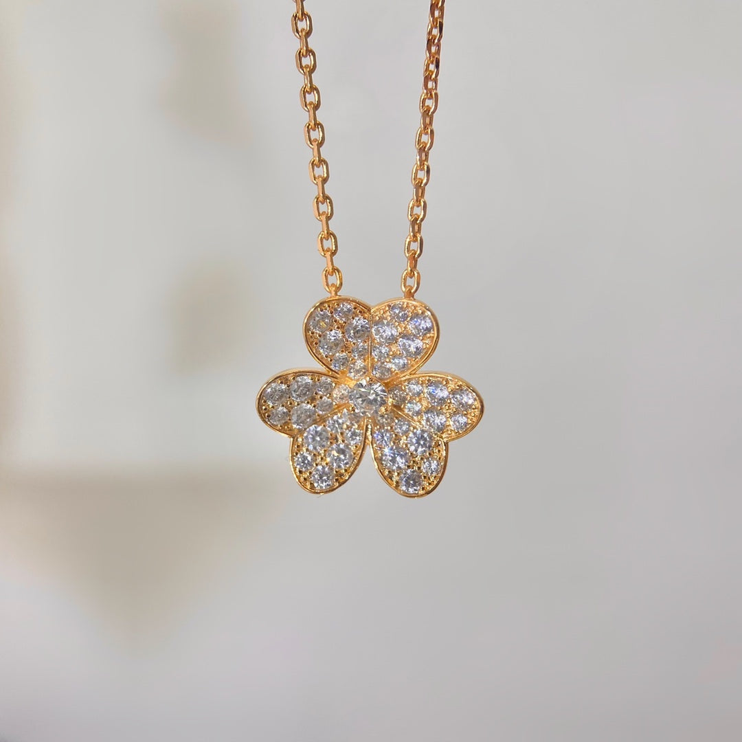 [Novalux]PAVÉ DIAMOND FLOWER CHARM NECKLACE