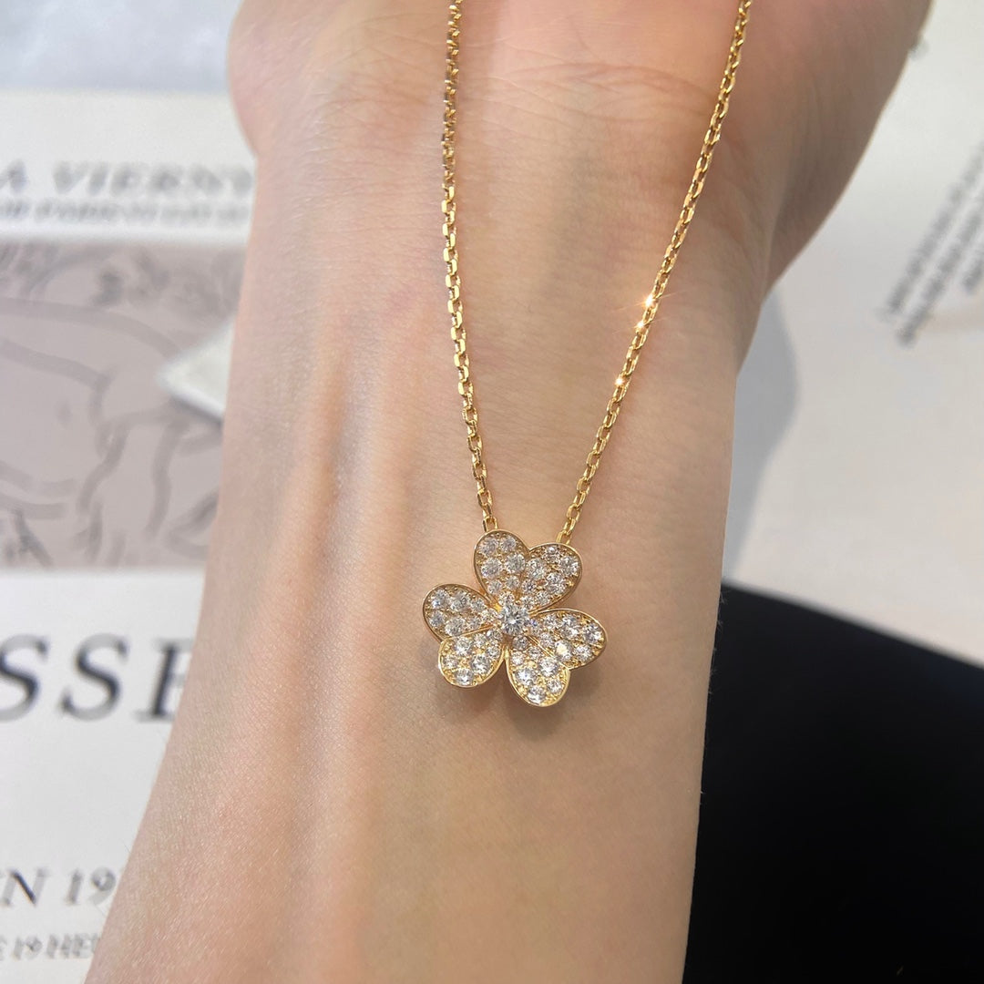 [Novalux]PAVÉ DIAMOND FLOWER CHARM NECKLACE