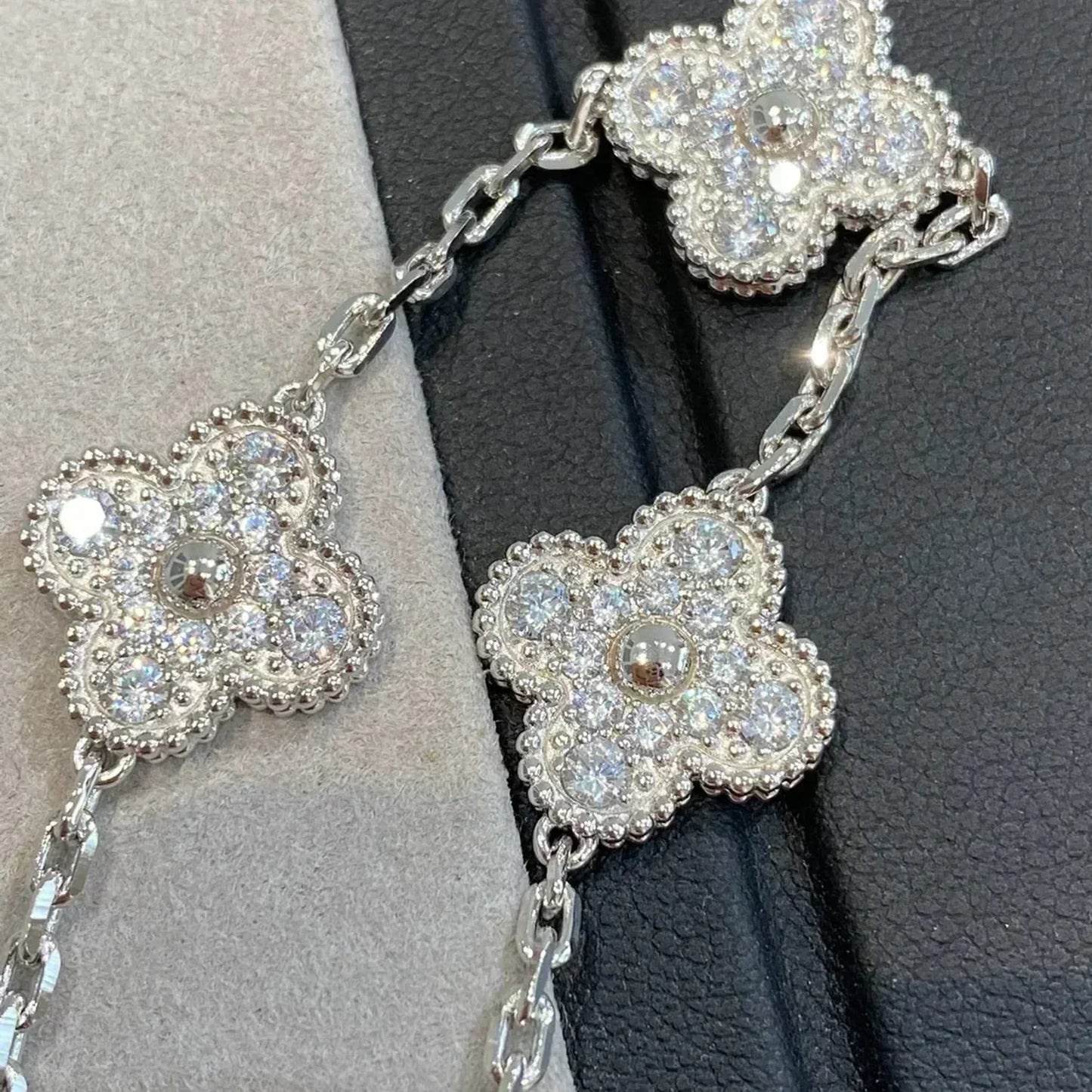 [Novalux]LUCKY CLOVER 5-MOTIF BRACELET - FULL-DIAMOND