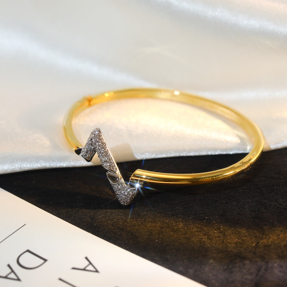 [Novalux]VOLTE UPSITE DOWN GOLD DIAMOND BRACELET
