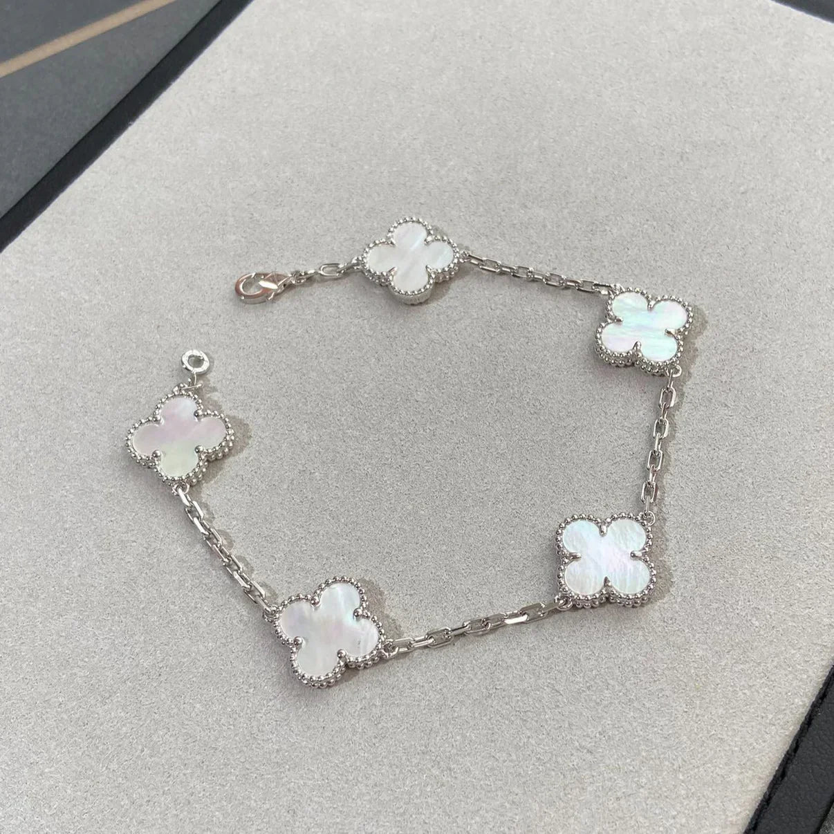 [Novalux]LUCKY CLOVER 5-MOTIF BRACELET - WHITE MOTHER-OF-PEARL COLLECTION