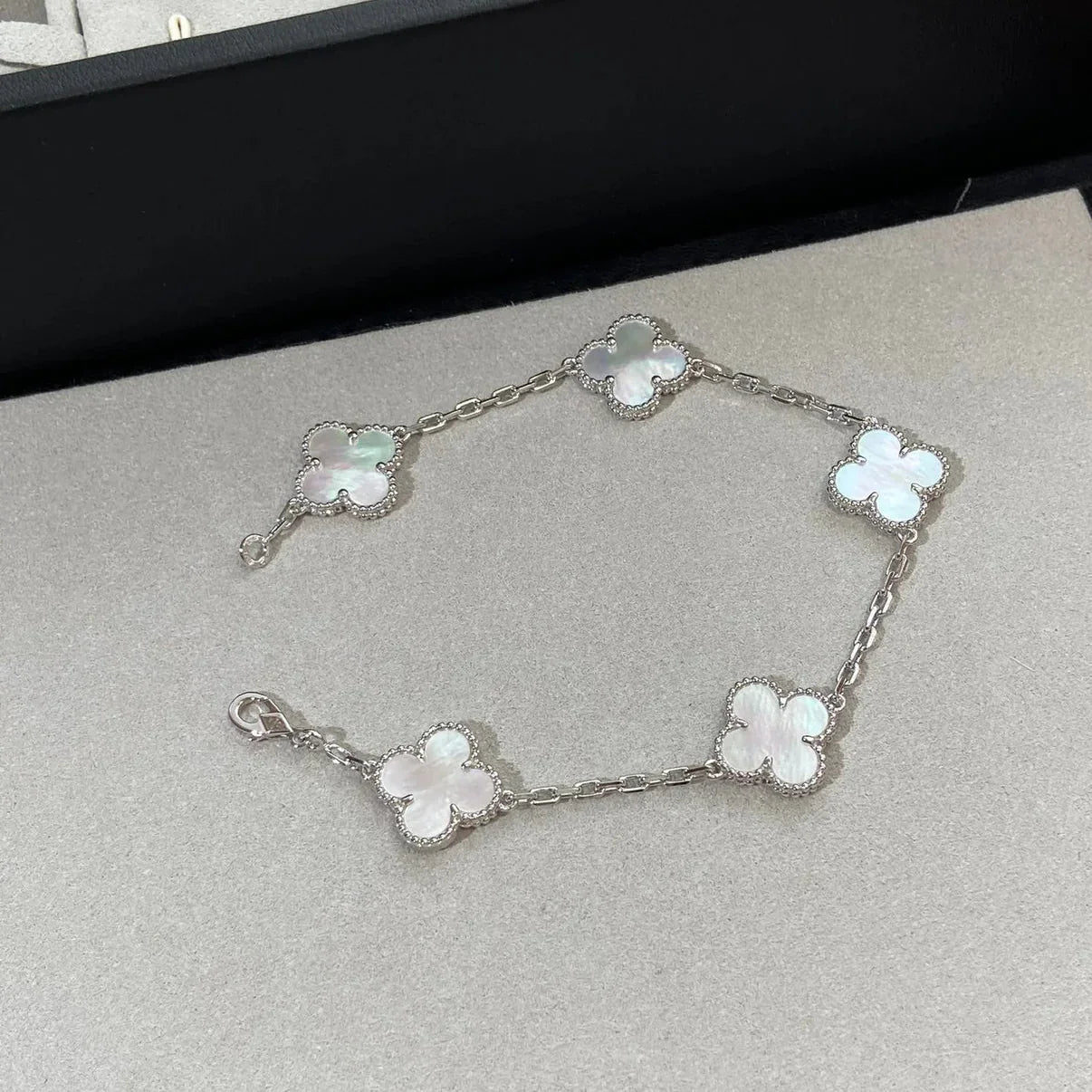 [Novalux]LUCKY CLOVER 5-MOTIF BRACELET - WHITE MOTHER-OF-PEARL COLLECTION