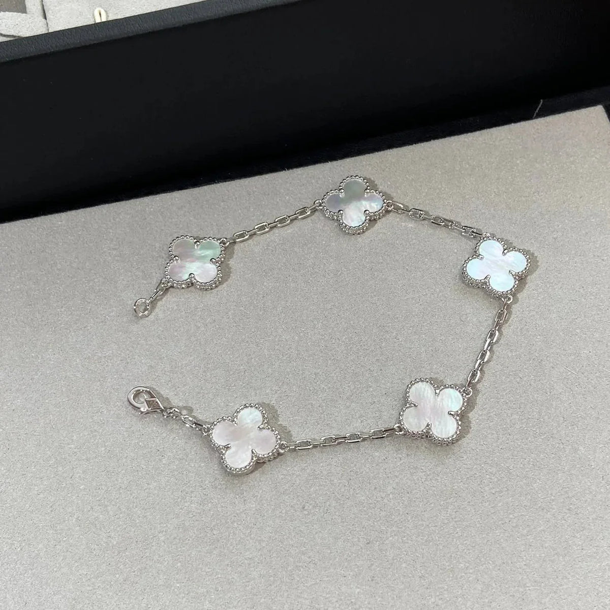 [Novalux]LUCKY CLOVER 5-MOTIF BRACELET - WHITE MOTHER-OF-PEARL COLLECTION