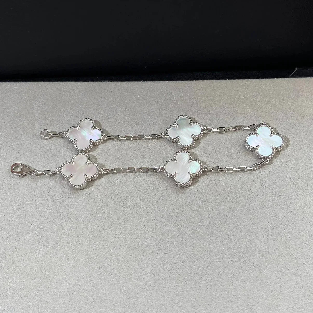 [Novalux]LUCKY CLOVER 5-MOTIF BRACELET - WHITE MOTHER-OF-PEARL COLLECTION