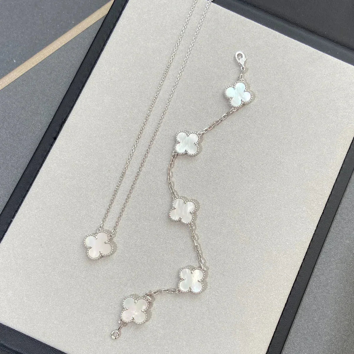 [Novalux]LUCKY CLOVER 5-MOTIF BRACELET - WHITE MOTHER-OF-PEARL COLLECTION