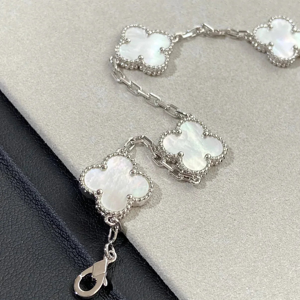 [Novalux]LUCKY CLOVER 5-MOTIF BRACELET - WHITE MOTHER-OF-PEARL COLLECTION