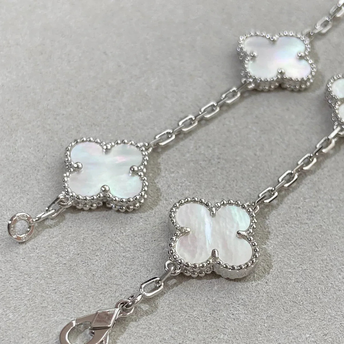 [Novalux]LUCKY CLOVER 5-MOTIF BRACELET - WHITE MOTHER-OF-PEARL COLLECTION