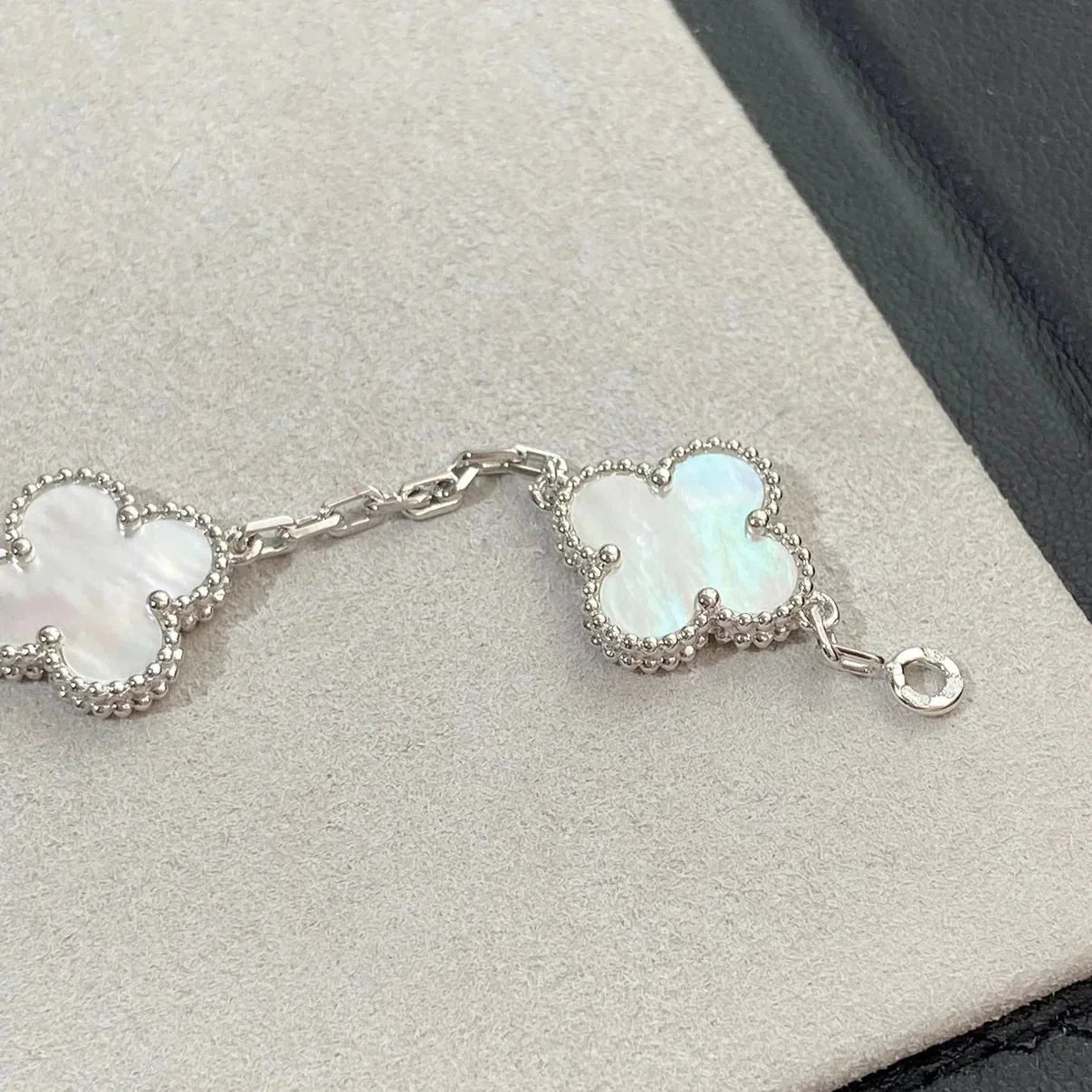 [Novalux]LUCKY CLOVER 5-MOTIF BRACELET - WHITE MOTHER-OF-PEARL COLLECTION