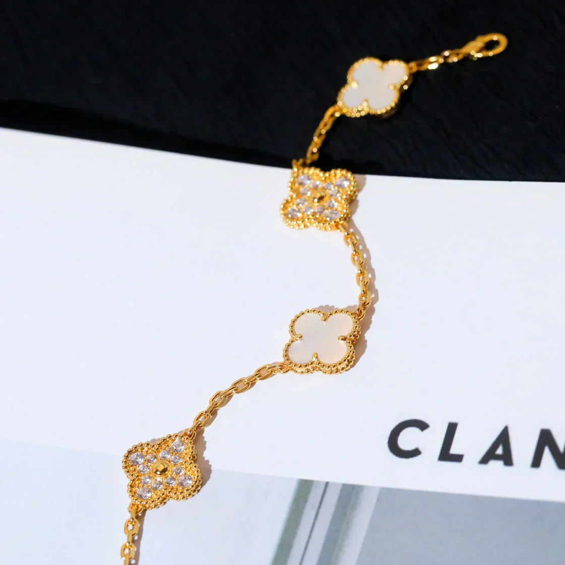 [Novalux]LUCKY CLOVER 5-MOTIF BRACELET - WHITE MOTHER-OF-PEARL COLLECTION