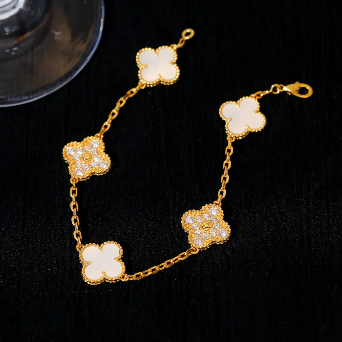[Novalux]LUCKY CLOVER 5-MOTIF BRACELET - WHITE MOTHER-OF-PEARL COLLECTION