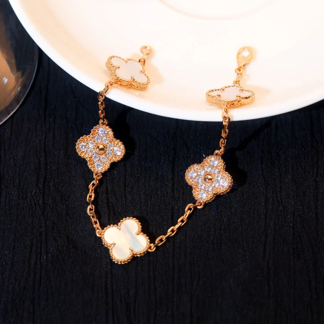 [Novalux]LUCKY CLOVER 5-MOTIF BRACELET - WHITE MOTHER-OF-PEARL COLLECTION