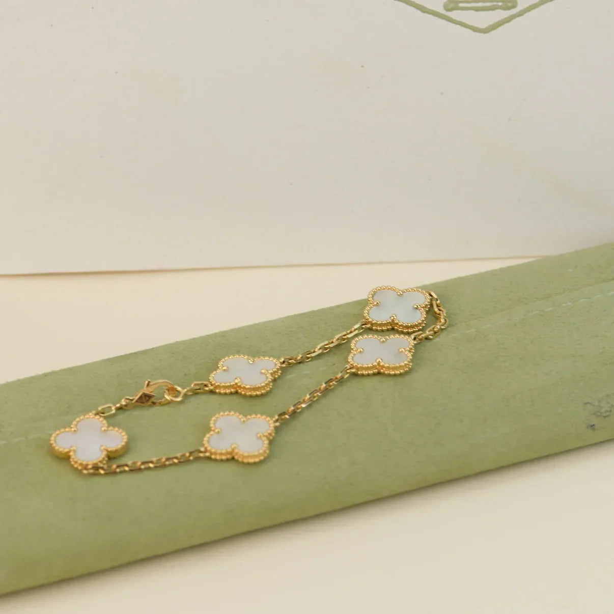[Novalux]LUCKY CLOVER 5-MOTIF BRACELET - WHITE MOTHER-OF-PEARL COLLECTION