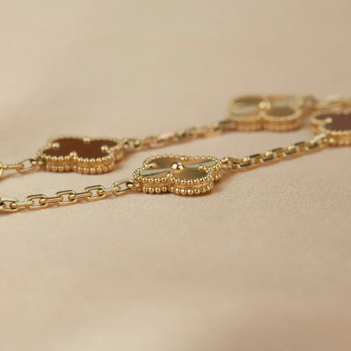 [Novalux]LUCKY CLOVER 5-MOTIF BRACELET - RED CARNELIAN COLLECTION