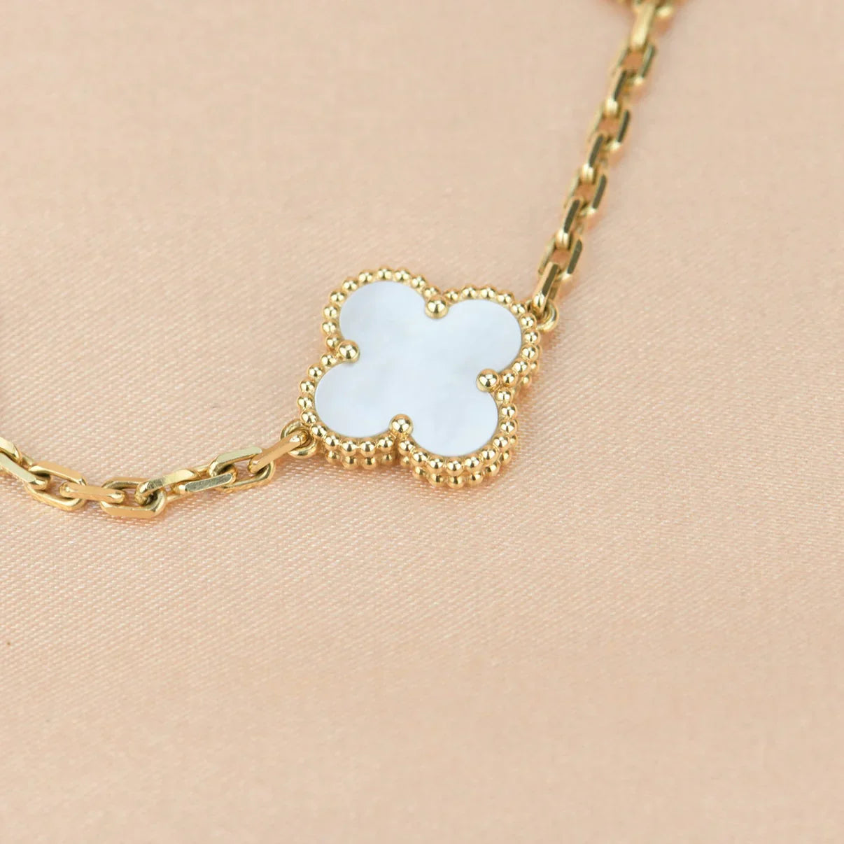 [Novalux]LUCKY CLOVER 5-MOTIF BRACELET - WHITE MOTHER-OF-PEARL COLLECTION