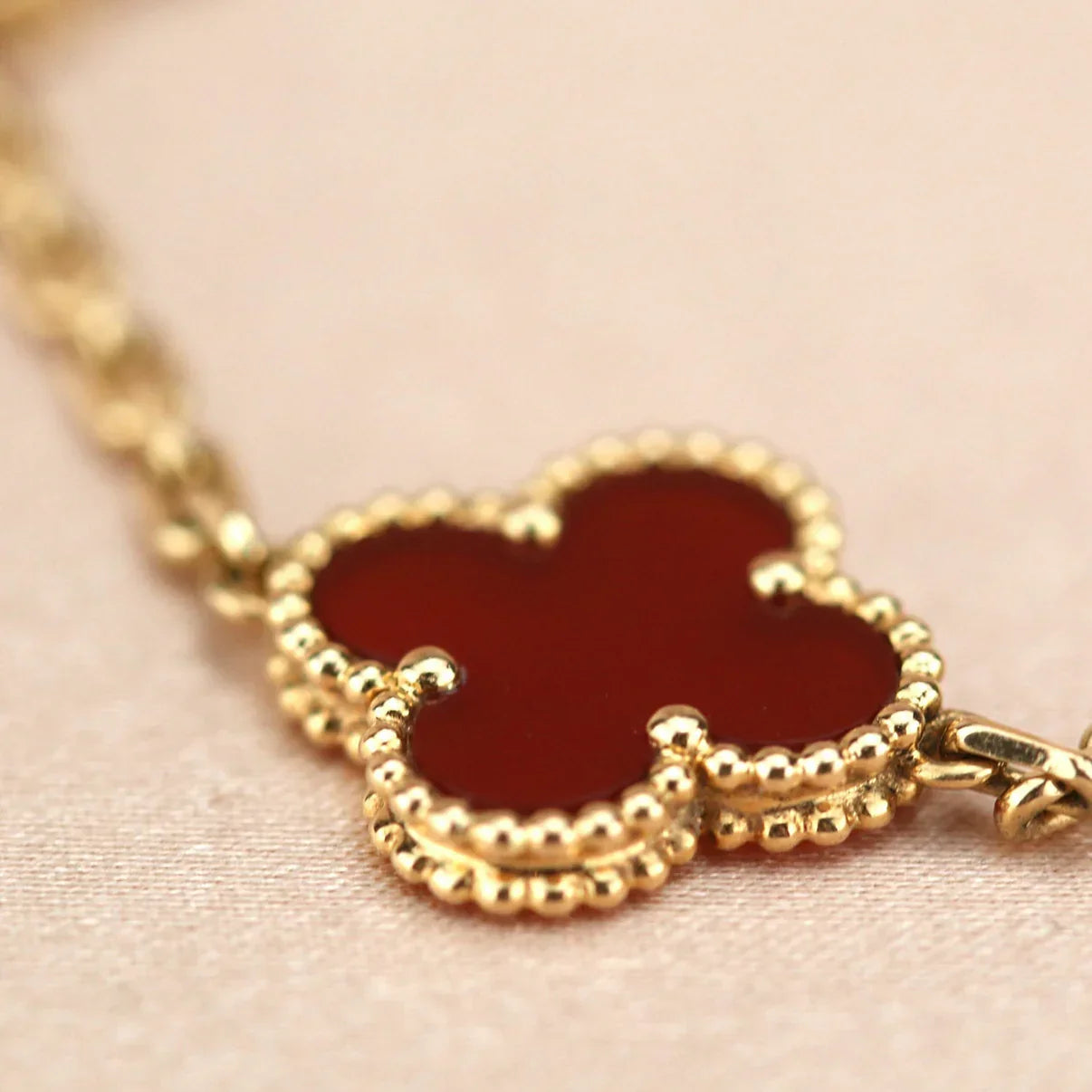 [Novalux]LUCKY CLOVER 5-MOTIF BRACELET - RED CARNELIAN COLLECTION