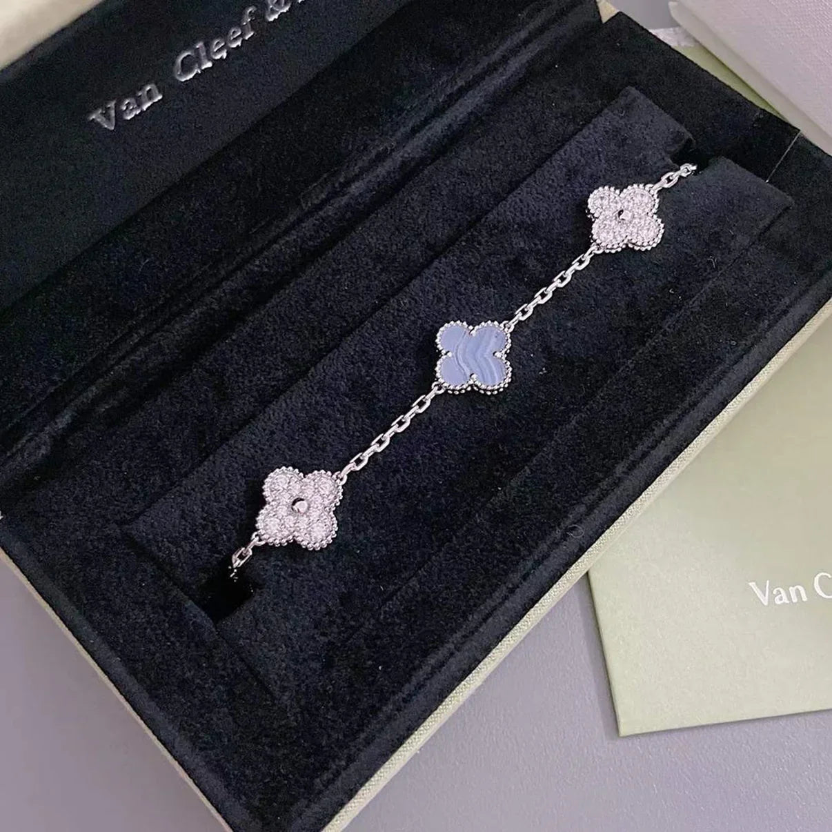 [Novalux]LUCKY CLOVER 5-MOTIF BRACELET - PURPLE CHALCEDONY COLLECTION
