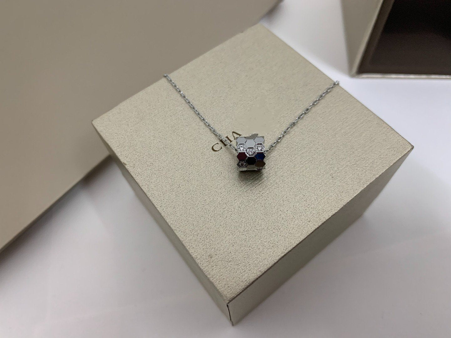 [Novalux]BEE LOVE DIAMOND NECKLACE