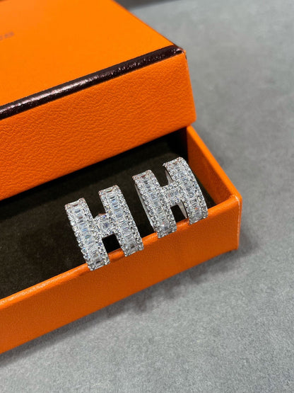 [Novalux]H STUD EARRINGS WITH SILVER DIAMONDS