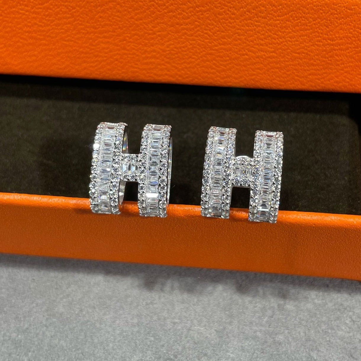 [Novalux]H STUD EARRINGS WITH SILVER DIAMONDS