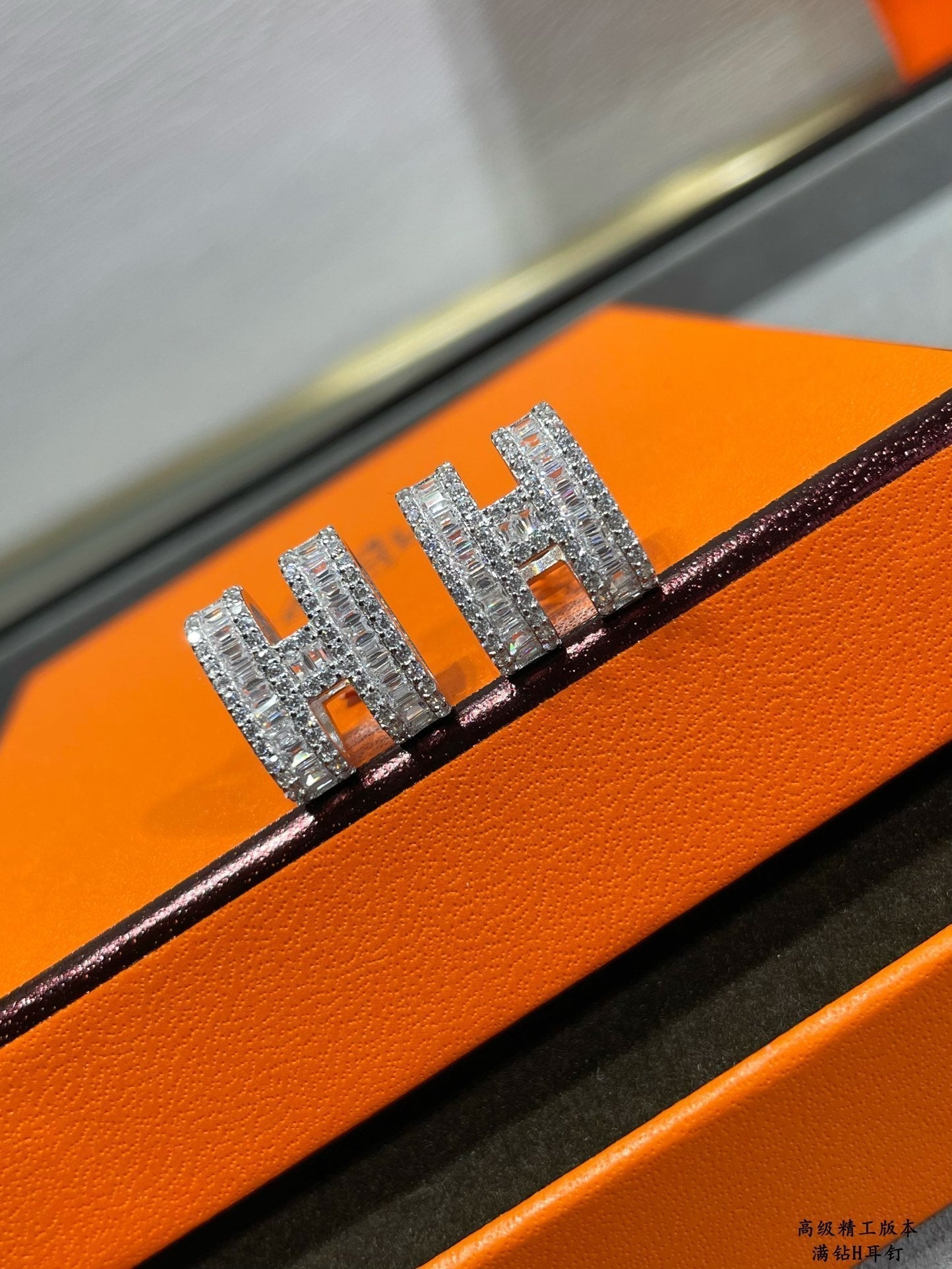 [Novalux]H STUD EARRINGS WITH SILVER DIAMONDS