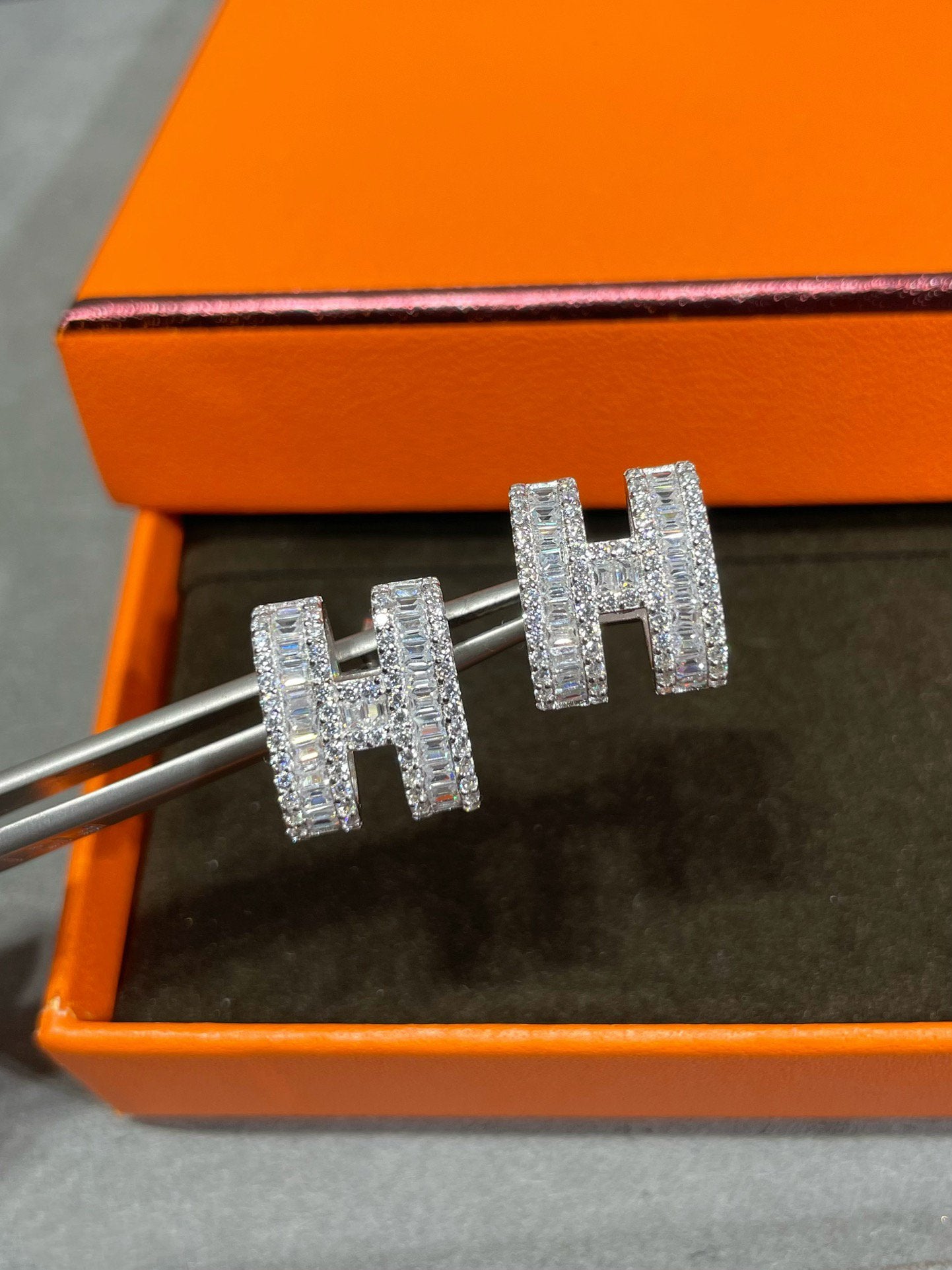 [Novalux]H STUD EARRINGS WITH SILVER DIAMONDS