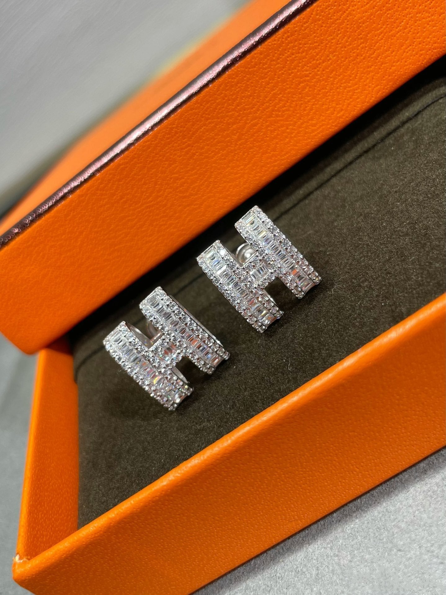 [Novalux]H STUD EARRINGS WITH SILVER DIAMONDS