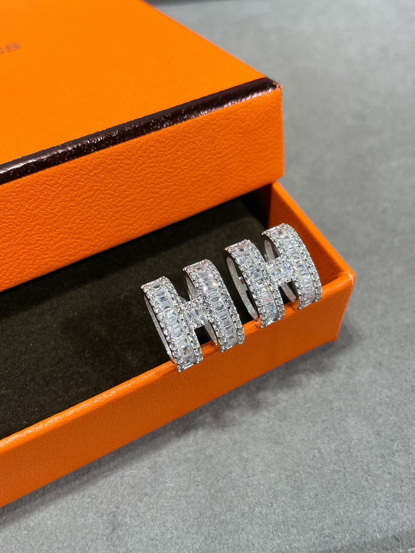 [Novalux]H STUD EARRINGS WITH SILVER DIAMONDS