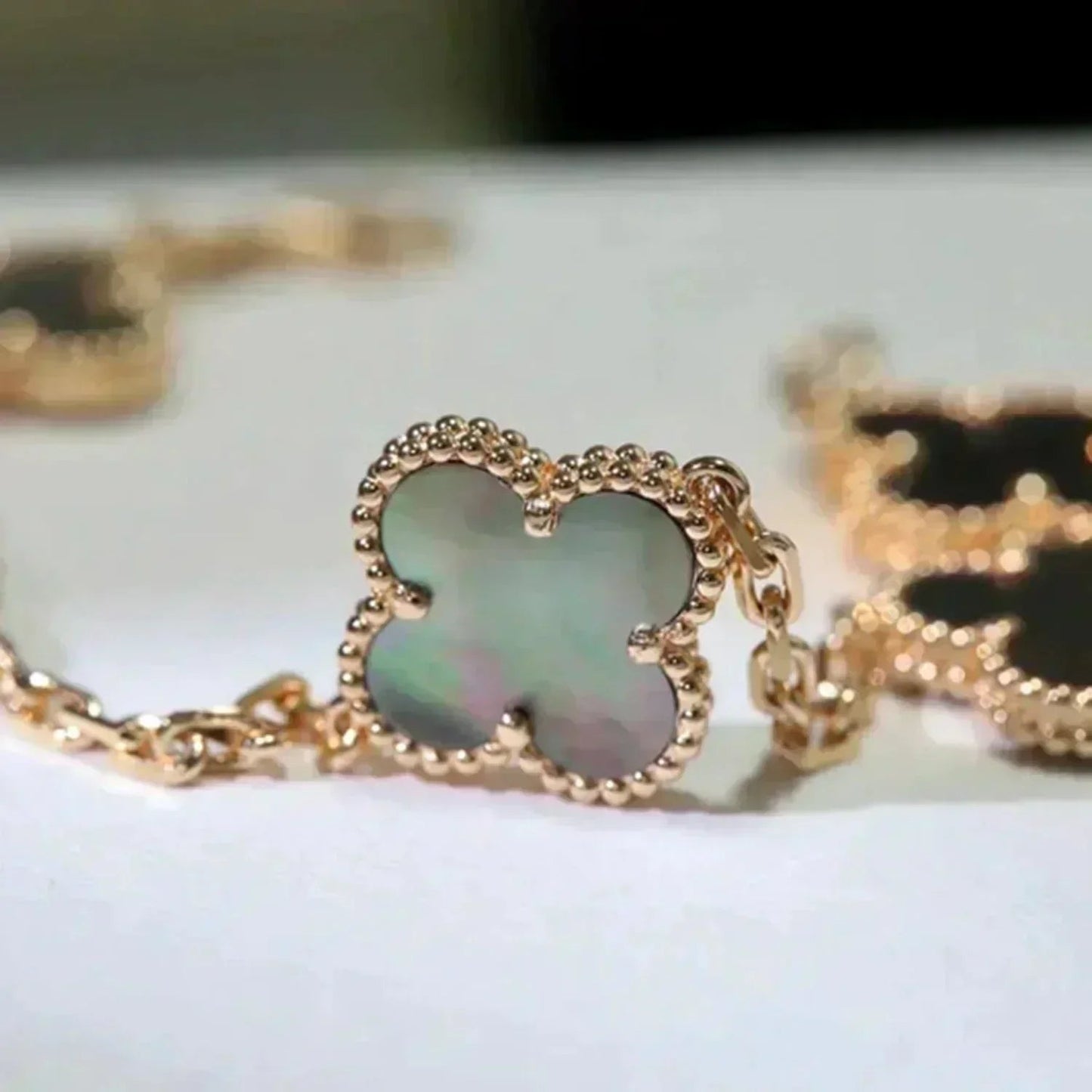 [Novalux]LUCKY CLOVER 5-MOTIF BRACELET - GREY MOTHER-OF-PEARL COLLECTION