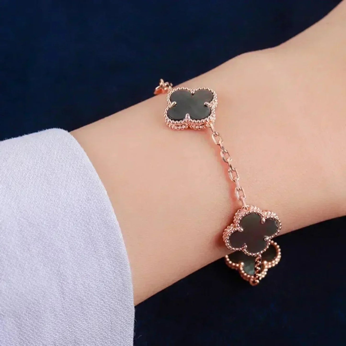 [Novalux]LUCKY CLOVER 5-MOTIF BRACELET - GREY MOTHER-OF-PEARL COLLECTION