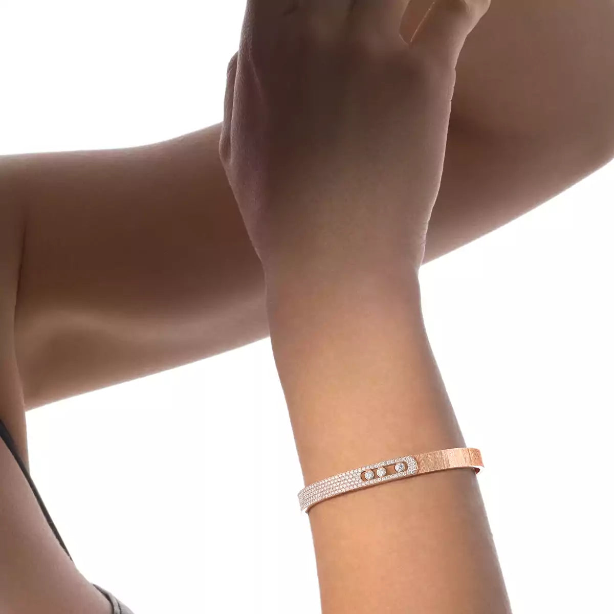 [Novalux]MOVE NOA CISELÉ HALF-PAVÉ DIAMOND BANGLE BRACELET