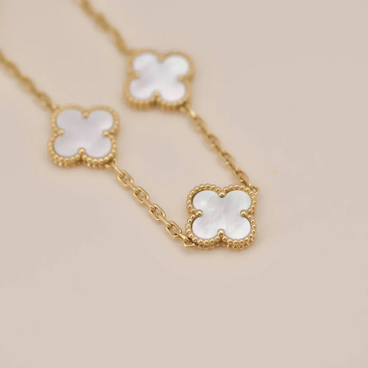 [Novalux]LUCKY CLOVER 5-MOTIF BRACELET - WHITE MOTHER-OF-PEARL COLLECTION