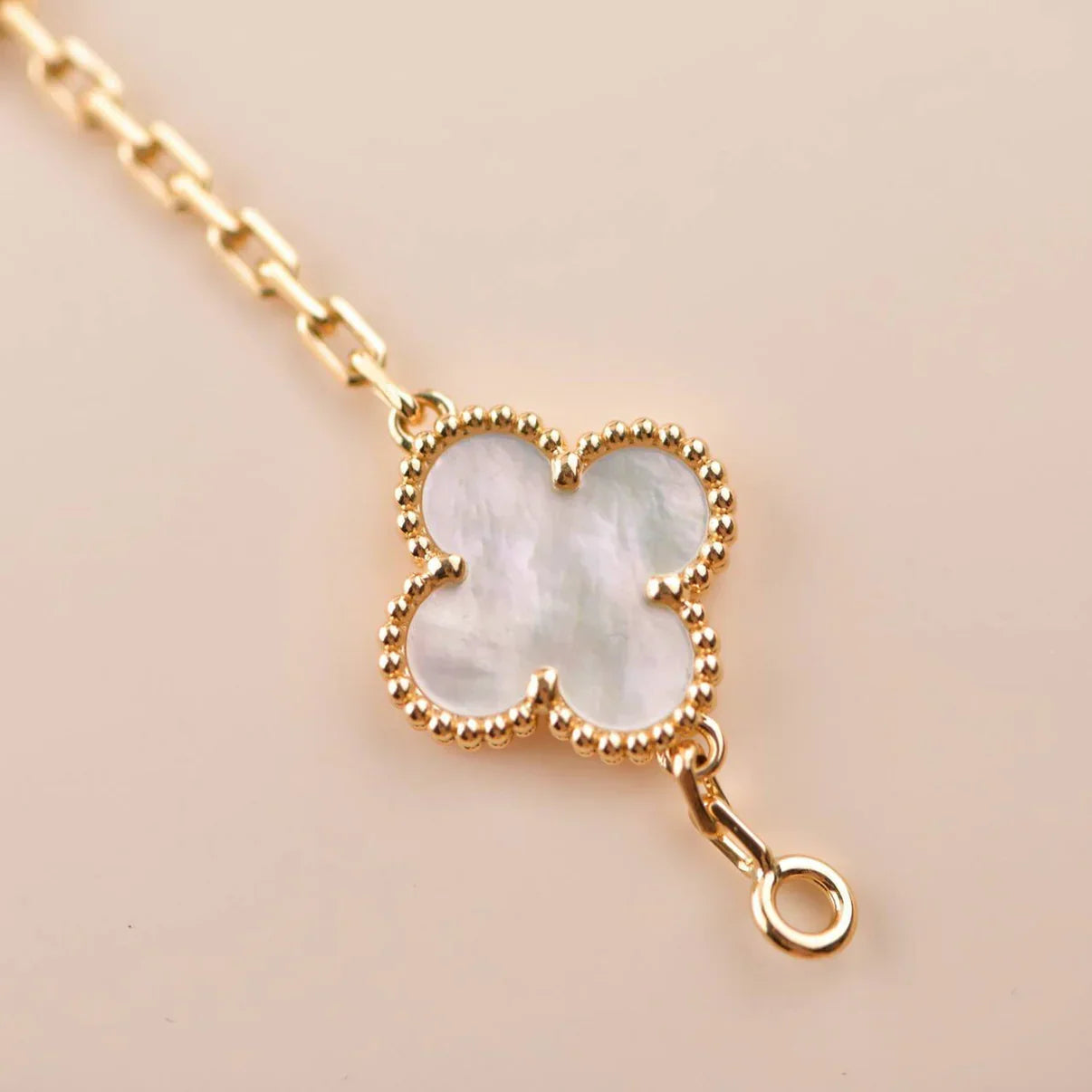 [Novalux]LUCKY CLOVER 5-MOTIF BRACELET - WHITE MOTHER-OF-PEARL COLLECTION