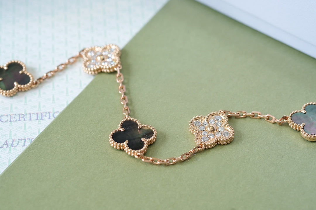 [Novalux]LUCKY CLOVER 5-MOTIF BRACELET - GREY MOTHER-OF-PEARL COLLECTION
