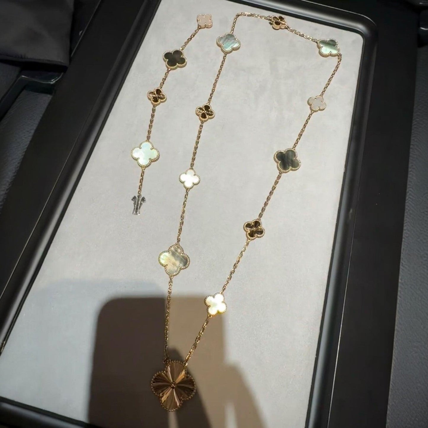 [Novalux]DETACHABLE 15-MOTIF CLOVER STATEMENT SET - GREY MOTHER-OF-PEARL & LASER