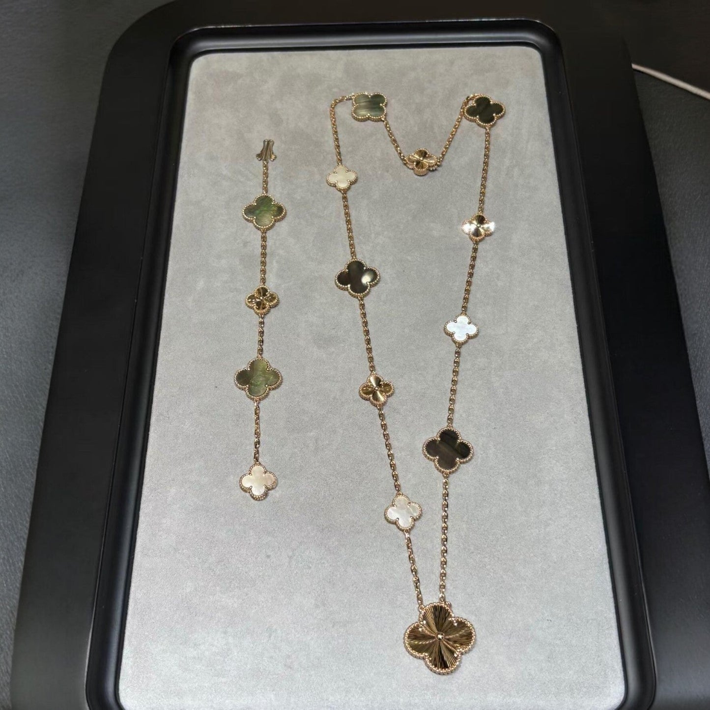 [Novalux]DETACHABLE 15-MOTIF CLOVER STATEMENT SET - GREY MOTHER-OF-PEARL & LASER