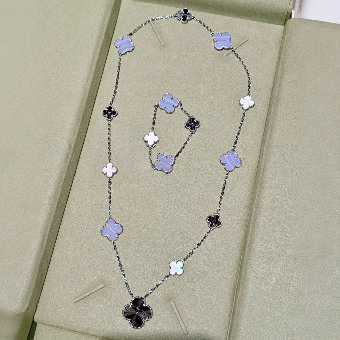 [Novalux]DETACHABLE 15-MOTIF CLOVER STATEMENT SET - PURPLE CHALCEDONY & LASER