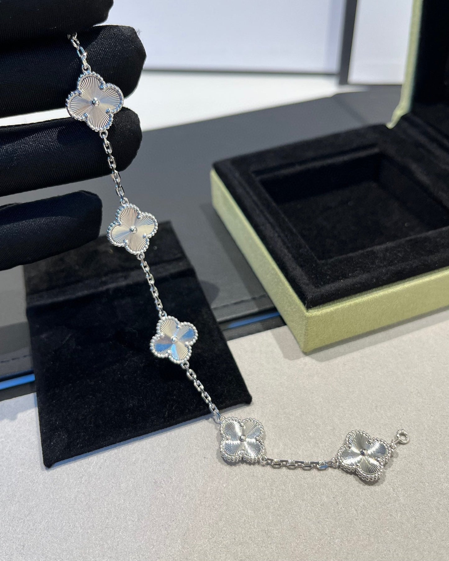 [Novalux]LUCKY CLOVER 5-MOTIF BRACELET - LASER COLLECTION