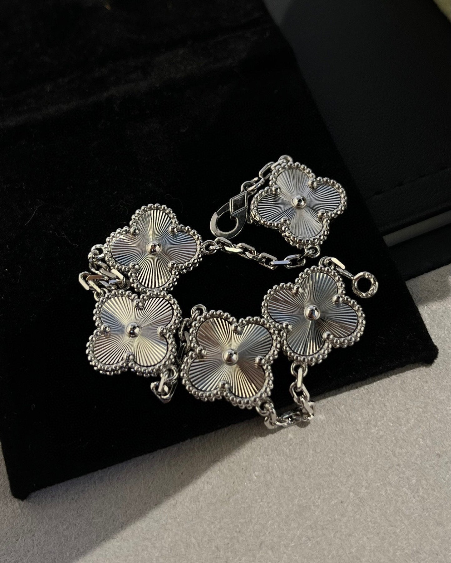 [Novalux]LUCKY CLOVER 5-MOTIF BRACELET - LASER COLLECTION